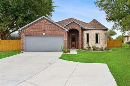 View of front facade featuring a front yard and a garage