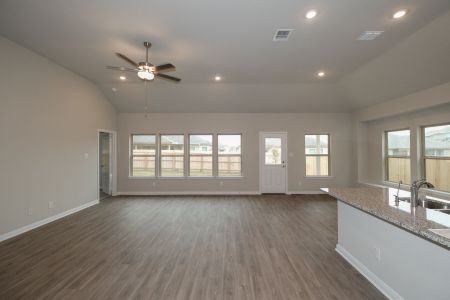 New construction Single-Family house 104 Cheyenne Drive, Floresville, TX 78114 - photo 17 17