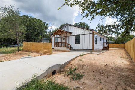 New construction Single-Family house 5815 Lake Granbury Trail, Granbury, TX 76048 - photo 1 1