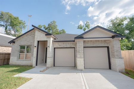 New construction Single-Family house 2516 Avenue Of Oaks Street, Houston, TX 77026 - photo 0