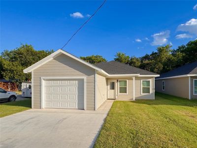 New construction Single-Family house 1438 E Broadway Street, Gainesville, TX 76240 - photo 0 0