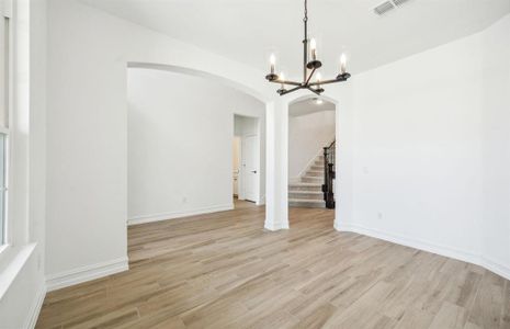 Airy dining room*real home pictured