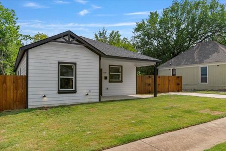 View of front facade featuring a front yard