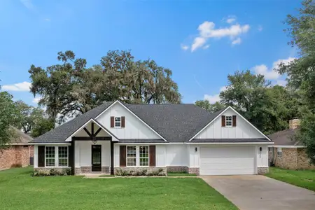 New construction Single-Family house 230 N Amherst Drive, West Columbia, TX 77486 - photo 0