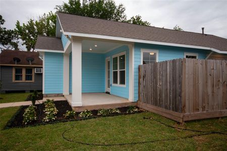New construction Single-Family house 220 S 74Th 1/2 Street, Houston, TX 77007 - photo 1 1