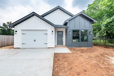 New construction Single-Family house 5714 Lake Granbury Trail, Granbury, TX 76048 - photo 1 1