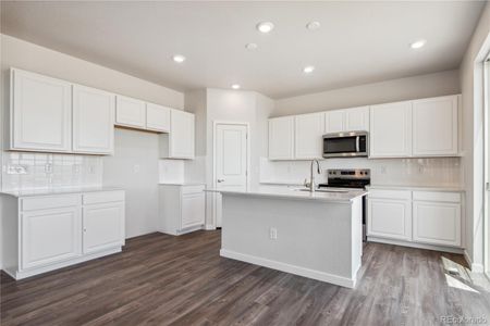 New construction Single-Family house 3362 N Highlands Creek Parkway, Aurora, CO 80019 - photo 8 8