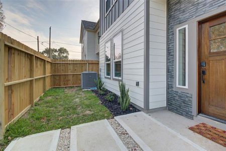 New construction Single-Family house 9305 Tower Street, Houston, TX 77088 - photo 4 4