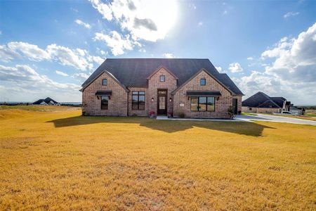 View of front facade featuring a front lawn