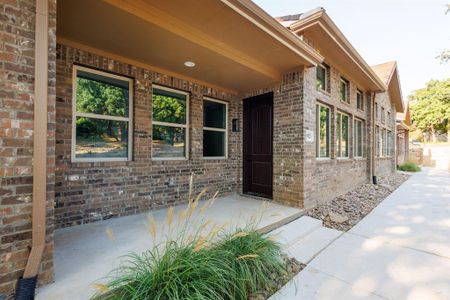 New construction Townhouse house 5921 Chimney Wood Circle Fort, Fort Worth, TX 76112 - photo 0