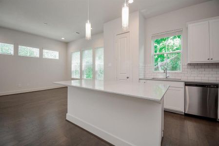 New construction Single-Family house 6013 Cypress Street, Houston, TX 77074 - photo 21 21