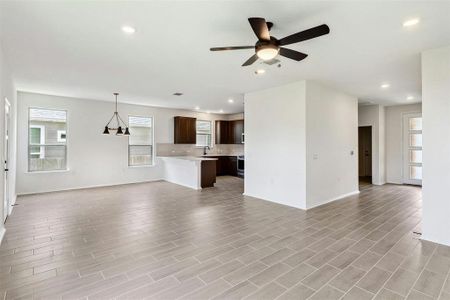 New construction Single-Family house 12305 Oxford Vineyard Ln, Manor, TX 78653 - photo 7 7