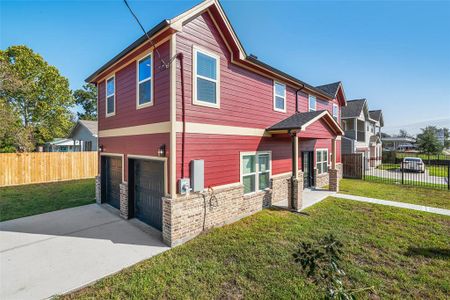 New construction Single-Family house 1206 S Victory Drive, Houston, TX 77088 - photo 0