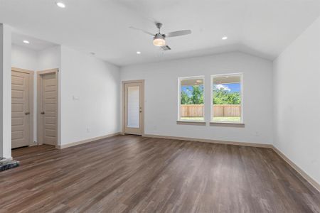 New construction Single-Family house 1040 Great Barracuda Lane, Alvin, TX 77511 The Harris- photo 18 18