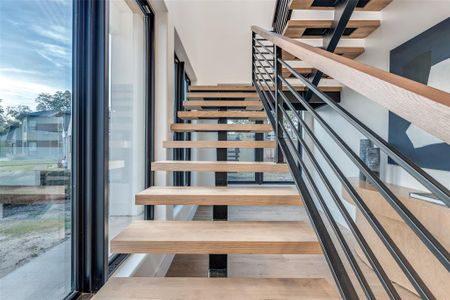 Floating Staircase makes a Dramatic Statement