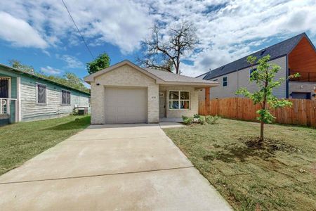 View of front facade featuring a garage and a front yard