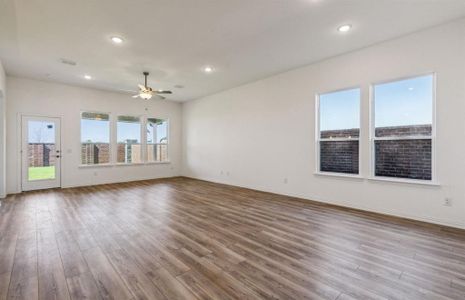 Airy gathering room*real home pictured