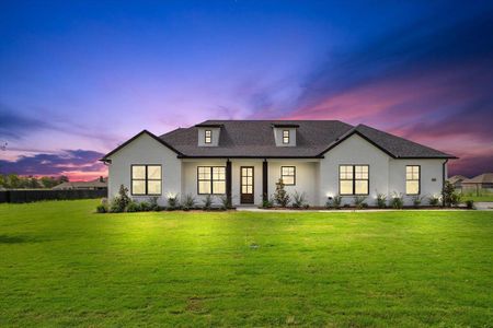 Modern farmhouse featuring a yard