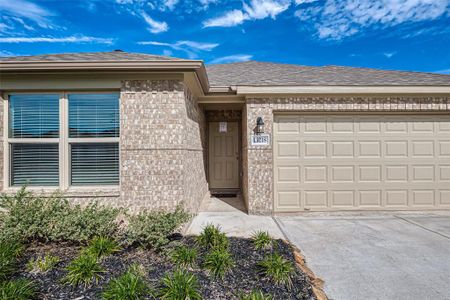 New construction Single-Family house 13218 Villa Sola Drive, Texas City, TX 77568 - photo 1 1