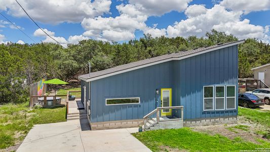 New construction Single-Family house 1827 Live Oak Dr, Canyon Lake, TX 78133 - photo 38 38