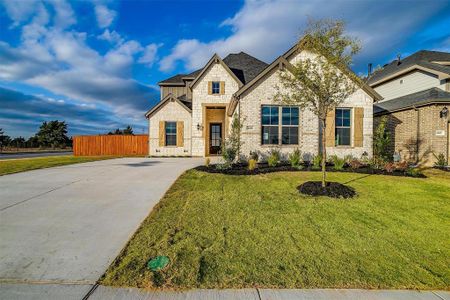 View of front of property featuring a front lawn