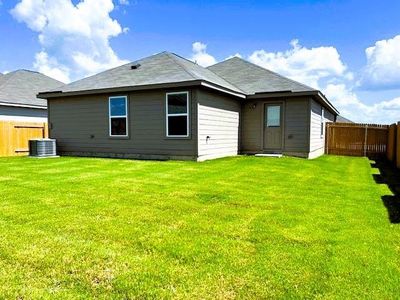 New construction Single-Family house 17216 Farmhouse Ln, Elgin, TX 78621 - photo 13 13