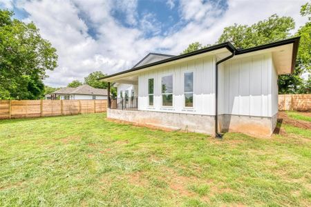 New construction Single-Family house 108 Bill St, Elgin, TX 78621 - photo 39 39