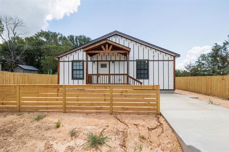 New construction Single-Family house 5815 Lake Granbury Trail, Granbury, TX 76048 - photo 0 0