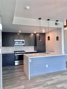 KITCHEN W/APPLIANCES GAS STOVE