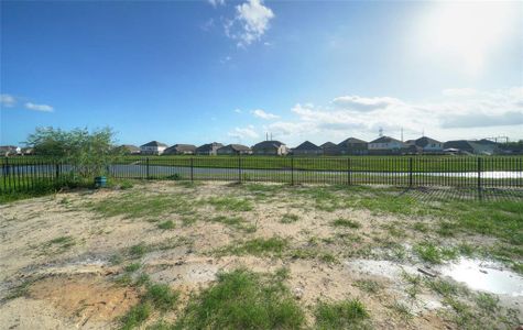 New construction Single-Family house 417 Chardonnay Drive, Alvin, TX 77511 The Aintree- photo 16 16