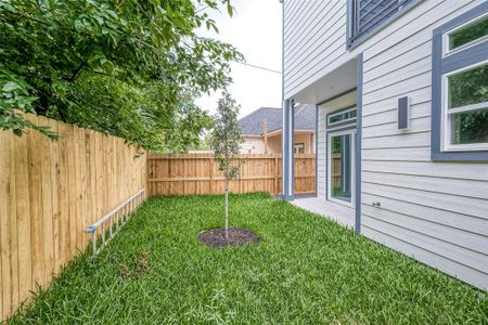 New construction Single-Family house 7209 England Street, Houston, TX 77021 - photo 24 24