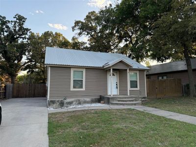 View of front facade featuring a front lawn