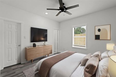 Virtually Staged: Unwind after a long day in this Primary Bedroom! Featuring new vinyl floors, recessed lighting, a ceiling fan, an en-suite bathroom, and a walk in closet.