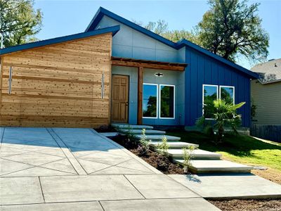 Contemporary house with a patio area and a front yard