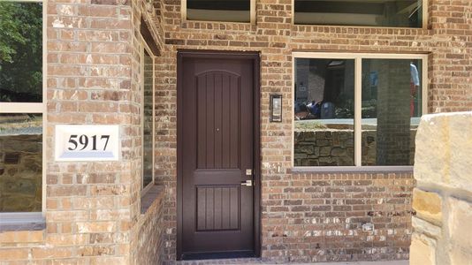 New construction Townhouse house 5917 Chimney Wood Circle Fort, Fort Worth, TX 76112 - photo 0