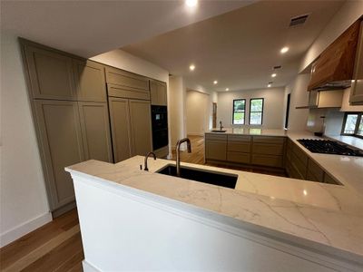 New construction Single-Family house 717 Meriden Ln, Austin, TX 78703 - photo 4 4