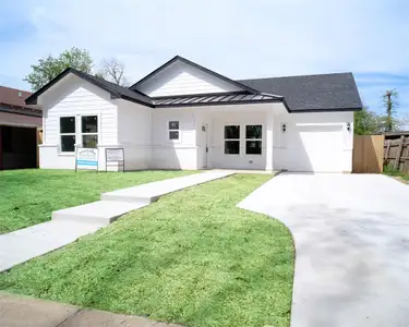 New construction Single-Family house 1421 E Baltimore Avenue, Fort Worth, TX 76104 - photo 0 0