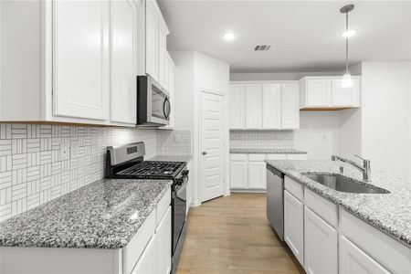 Kitchen w/ 42in Cabinets and Tile Backsplash