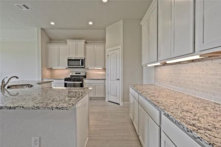 New construction Single-Family house 12019 Champions Forest Drive, Mont Belvieu, TX 77535 - photo 5 5