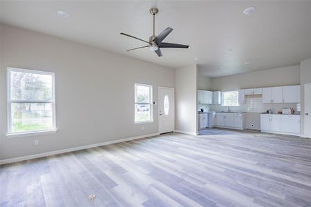 New construction Single-Family house 200 Avenue B, Ennis, TX 75119 - photo 4 4