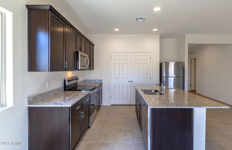 New construction Single-Family house 25333 W Atlanta Avenue, Buckeye, AZ 85326 Bluebell- photo 5 5