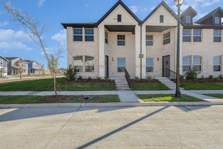 View of front facade featuring a front yard