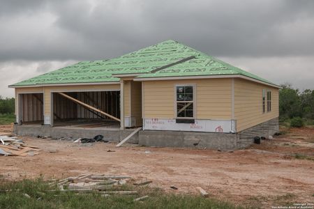 New construction Single-Family house 112 Reno Trail, Floresville, TX 78114 Kingsley- photo 2 2