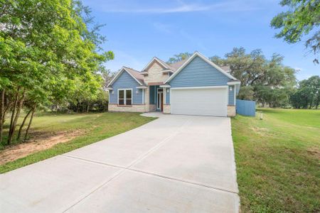 New construction Single-Family house 374 Cattle Drive Trail, Angleton, TX 77515 - photo 3 3