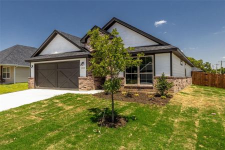 New construction Single-Family house 102 Clover Circle, Weatherford, TX 76086 - photo 0 0