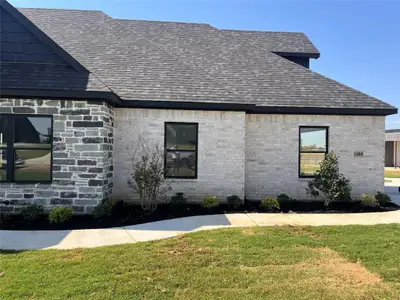 View of front of home featuring a front lawn