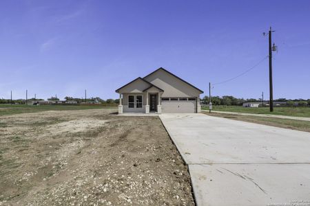 New construction Single-Family house 16118 Vaquero Drive, Atascosa, TX 78002 - photo 0