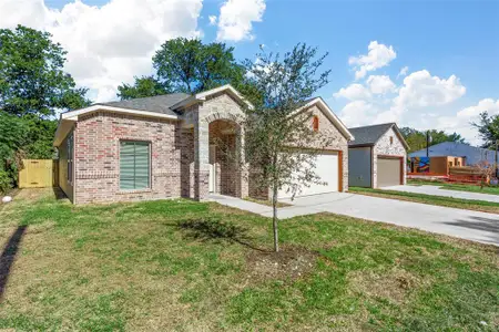 View of front facade with a garage and a front yard