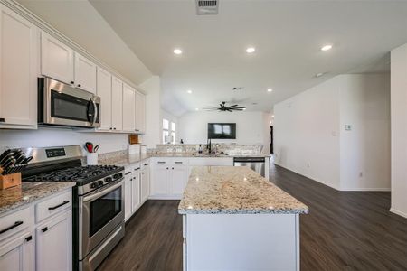 New construction Single-Family house 14903 Pinehurst Avenue, Mont Belvieu, TX 77523 - photo 20 20