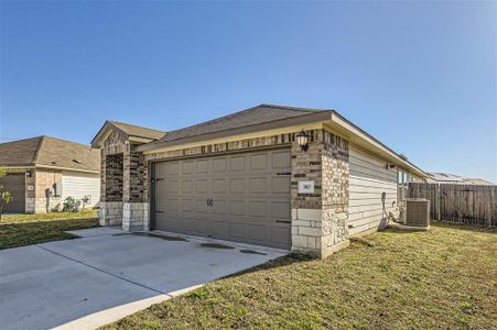 New construction Single-Family house 310 Low Bramble Dr, Hutto, TX 78634 - photo 0 0